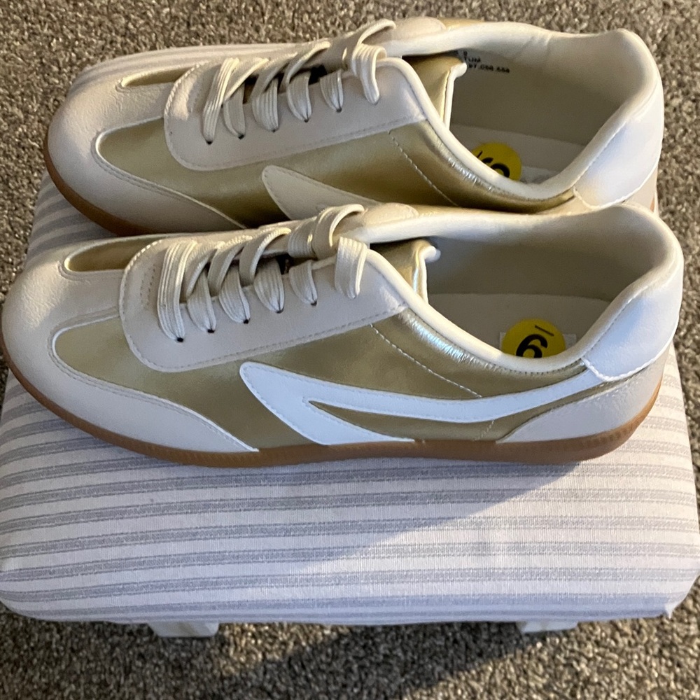 Women’s dolce-vita sneakers . NWOT - Picture 2 of 6